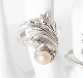 Klára Bílá Jewellery Dámský Větší Stříbrný Prsten Barok S Perlou 41 (13,0mm)