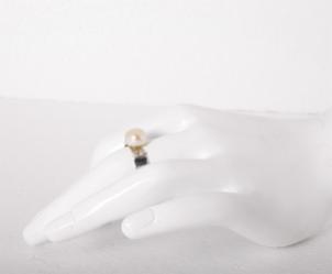 Stříbrný dámský prsten Bowpearls s perlou Velikost prstenu: 41 (13,0mm)