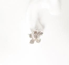 Klára Bílá Jewellery Stříbrné Dámské Náušnice Sakura S Květem Pecky