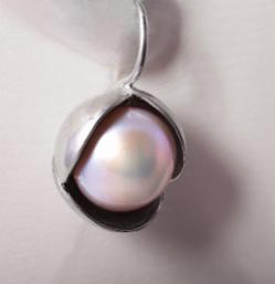 Závěsné dámské stříbrné náušnice Bowpearls s perlou Barva perly: Šedá