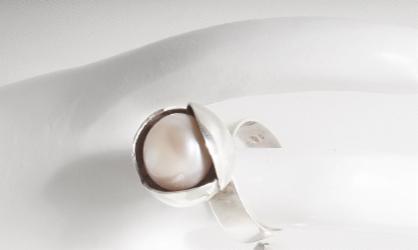 Dámský stříbrný prsten s květem a perlou Bowpearls Velikost prstenu: 41 (13,0mm)
