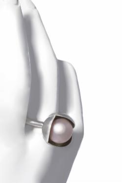 Klára Bílá Jewellery Dámský Stříbrný Prsten S Květem A Perlou Bowpearls Úzký 41 (13,0mm), Barva Perly: Bílá