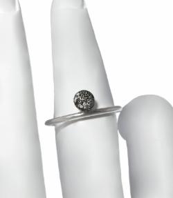 Klára Bílá Jewellery Dámský Stříbrný Minimalistický Prsten Luna S Černou Placičkou 41 (13,0mm)